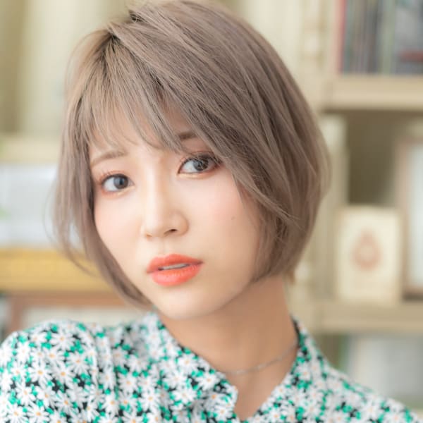 外国人風シルキーベージュ前下がりミニボブ　エアストレート