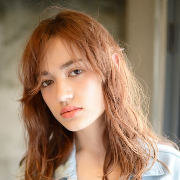 クール&フェミニンなシースルーワイドバングスタイル