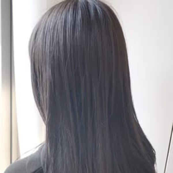 Apiuz Hair　オフィスでも浮かないミントアッシュ