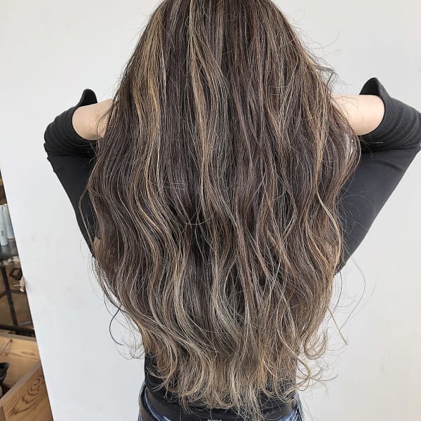 グレージュにコントラストを効かせたハイライト|FIGARO MINA 東生駒店