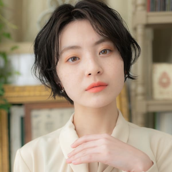 大人かわいい黒髪ウェットヘア束感ショート　前髪なしショート