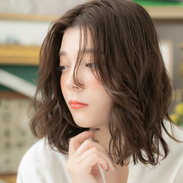 大人ハイライト濡れ髪くせ毛風センターパート 鎖骨ミディアム