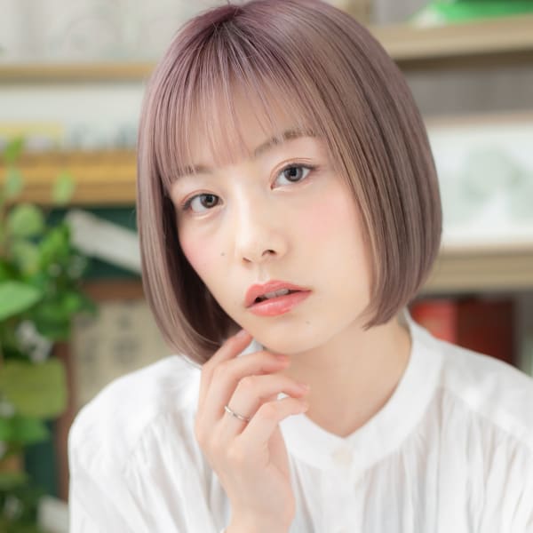ラベンダーアッシュ透けバング前下がりボブ エアストレート