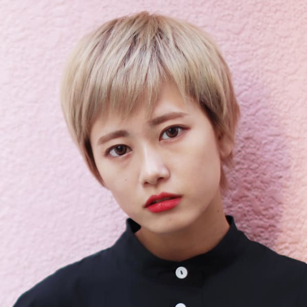 クリーミーベージュな ショートレイヤー