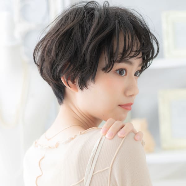 黒髪くすみカラーくせ毛風マッシュショート オン眉