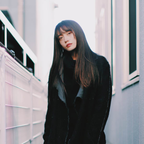 バングがポイントのナチュラルストレート|Snob Angela