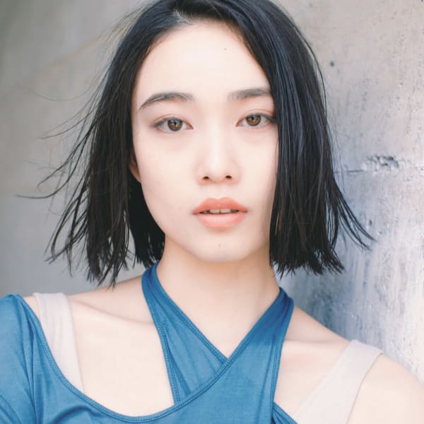 毛先揺れるワンレンボブ