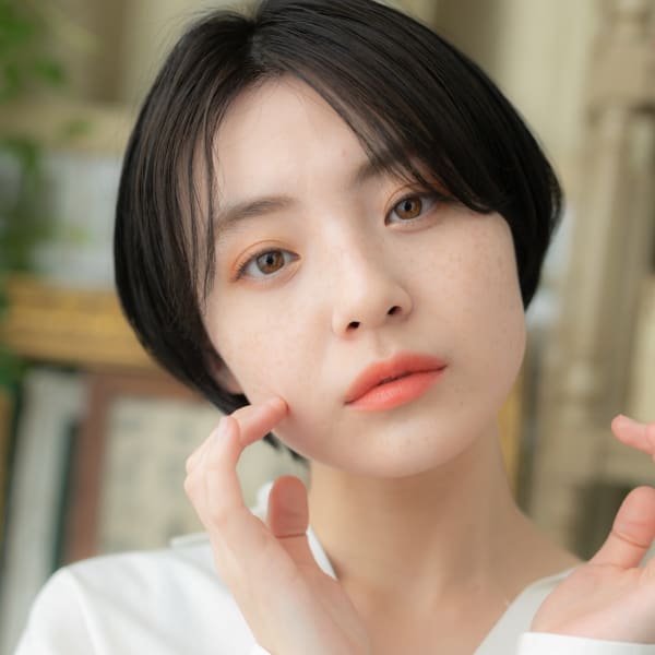 センターパート黒髪前下がりマッシュショート　エアストレート