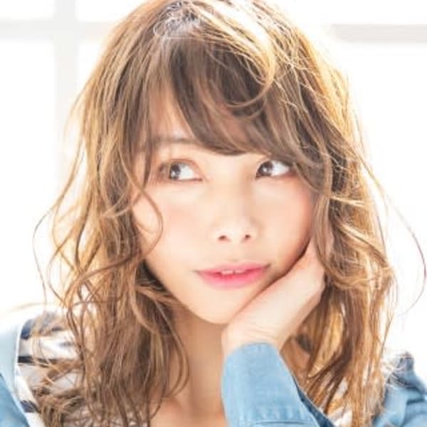 大人可愛い、ヘルシーレイヤー外ハネミディ