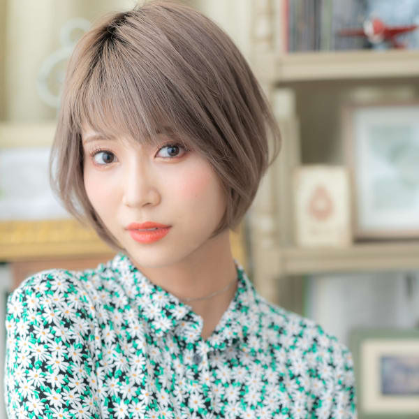 外国人風シルキーベージュ前下がりミニボブ 小顔補正立体カット