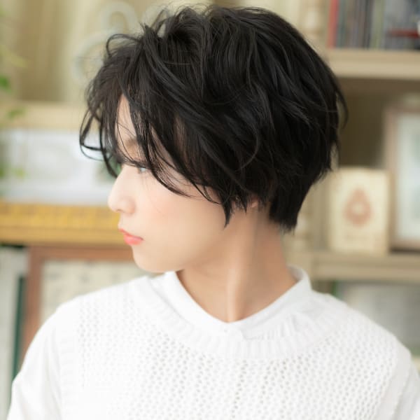 黒髪セミウェットくせ毛風小顔ショートウルフ 前髪なしショート