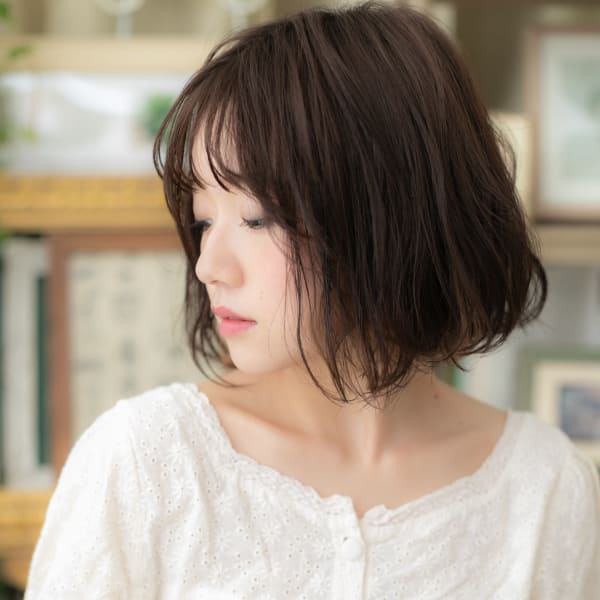 インナーカラー透け感くせ毛風前下がりボブ　ロブヘア