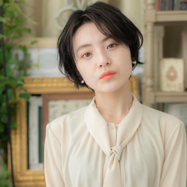 大人かわいい黒髪ウェットヘア束感ショート アッシュブラック