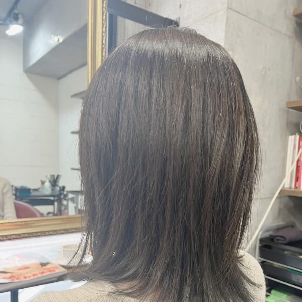 縮毛矯正している髪でも真っ直ぐ過ぎない髪型。