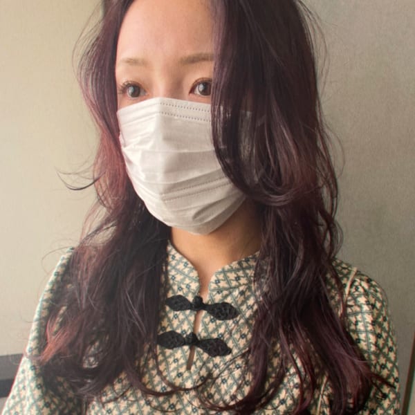 顔まわりのレイヤーで春らしく、ピンクバイオレットカラー