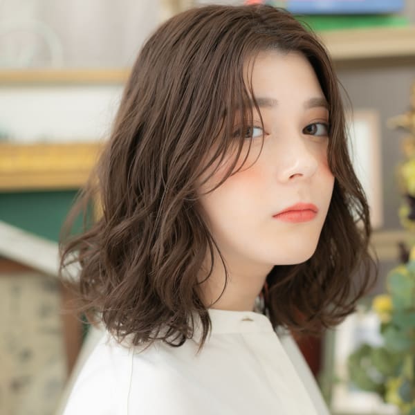 大人ハイライト濡れ髪くせ毛風センターパート グレイアッシュ