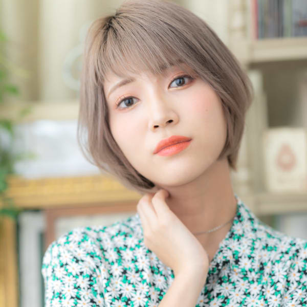 外国人風シルキーベージュ前下がりミニボブ　ボブショート