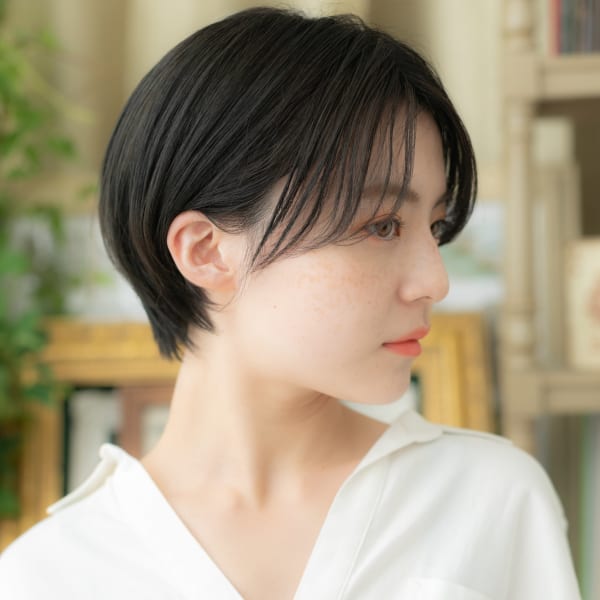センターパート黒髪前下がりマッシュショート前下がりショート