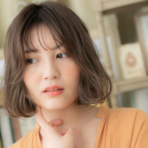 前下がりシースルーバングくせ毛風小顔ボブ ヌーディーベージュ