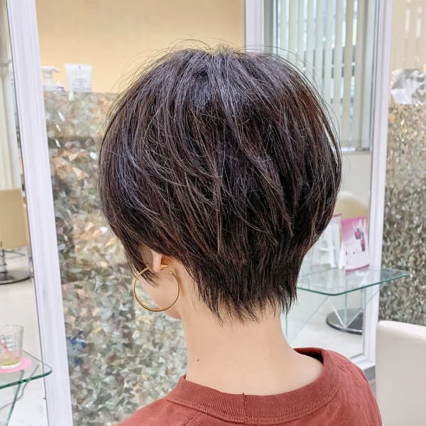 大人かわいいショートの白髪ぼかしハイライト