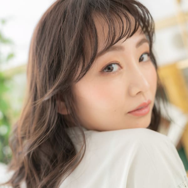 くせ毛風エアリーミディ小顔オン眉斜めバング　チャコールグレー