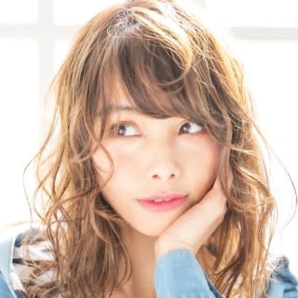 大人可愛い、ヘルシーレイヤー外ハネミディ