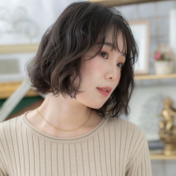 暗髪バレイヤージュ小顔くせ毛風ウェットヘア　ロブヘア