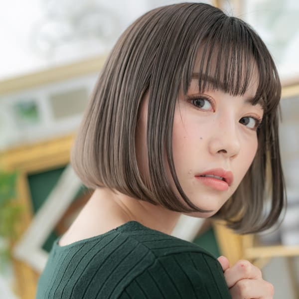 黒髪インナーカラー前下がり切りっぱなしボブ エアストレート