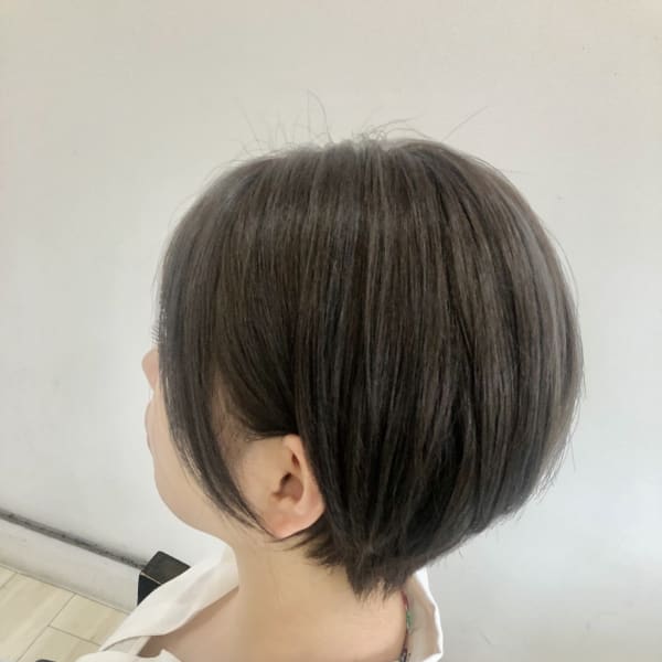 耳にかけられるくびれショート