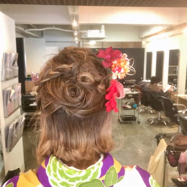 卒業式、袴ショートヘアー編み込みアレンジスタイル