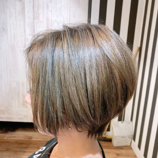 カーキグレージュイルミナカラー×前下がりミニボブ