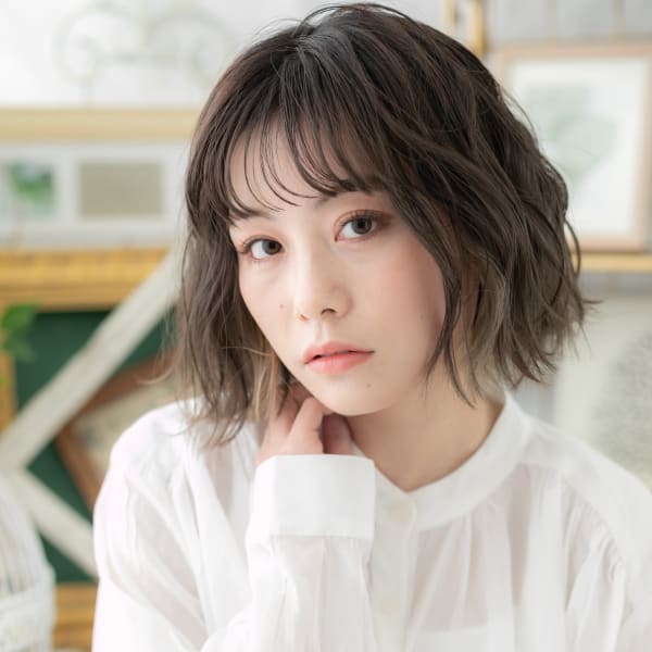 イヤリングカラー外国人風小顔ゆるふわミディ　ニュアンスカラー