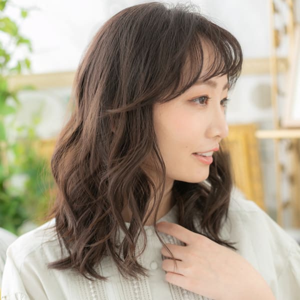 くせ毛風エアリーミディ小顔オン眉斜めバングナチュラルアッシュ