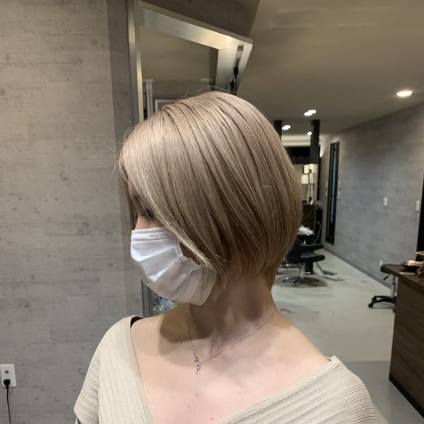 ホワイトベージュxショートボブ