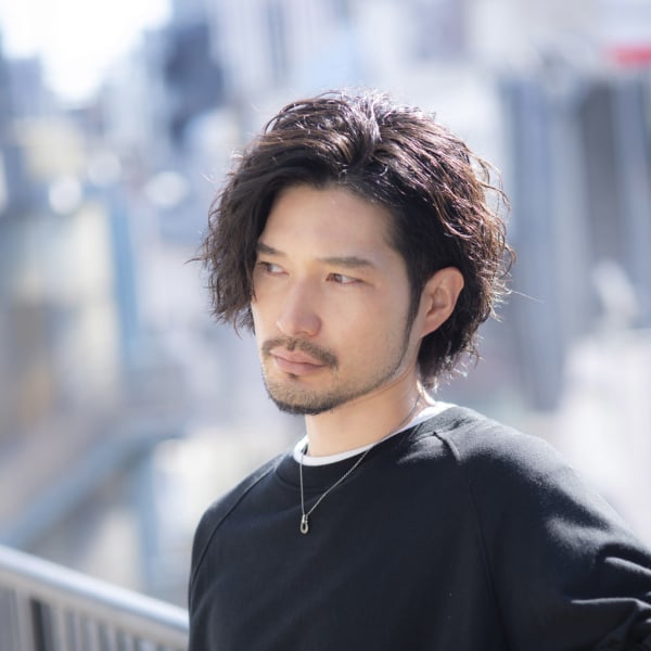 色気溢れるメンズロング×パーマの耳掛けスタイル