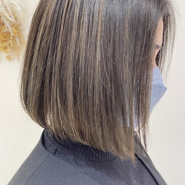 切りっぱなし前下がりボブ