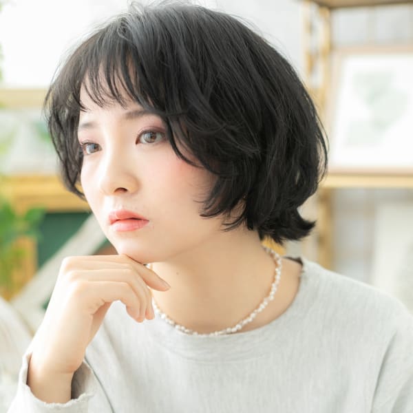 オン眉黒髪小顔くせ毛風ショートマッシュボブ 内巻きワンカール