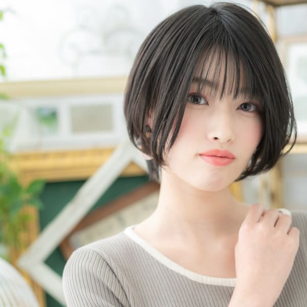 バレイヤージュ小顔前下がりショートマッシュ　エアストレート