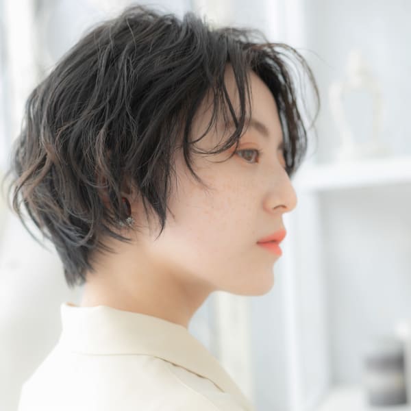 大人かわいい黒髪ウェットヘア束感ショート 前髪なしショート