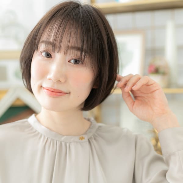 ナチュラル大人かわいい前下がりボブショート グレイアッシュ