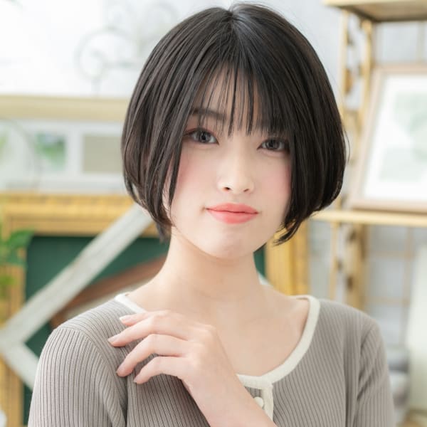 バレイヤージュ小顔前下がりショートマッシュ　内巻きワンカール