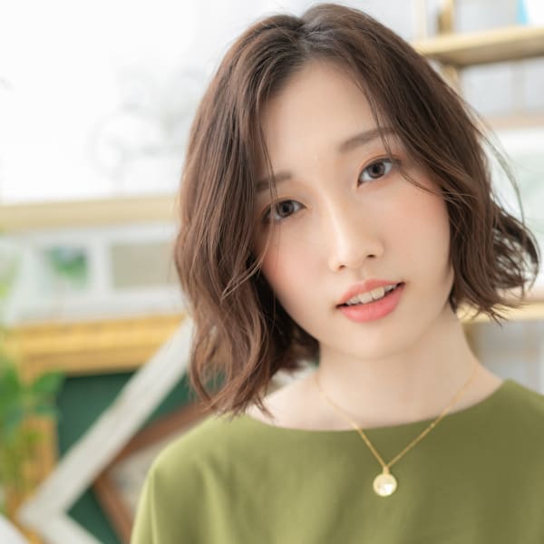 アシンメトリーかきあげ前髪くせ毛風小顔ボブヌーディーベージュ