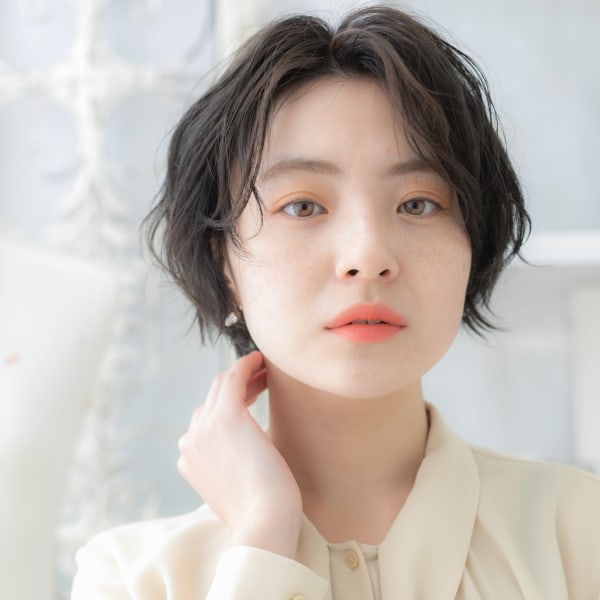 大人かわいい黒髪ウェットヘア束感ショート　小顔補正立体カット