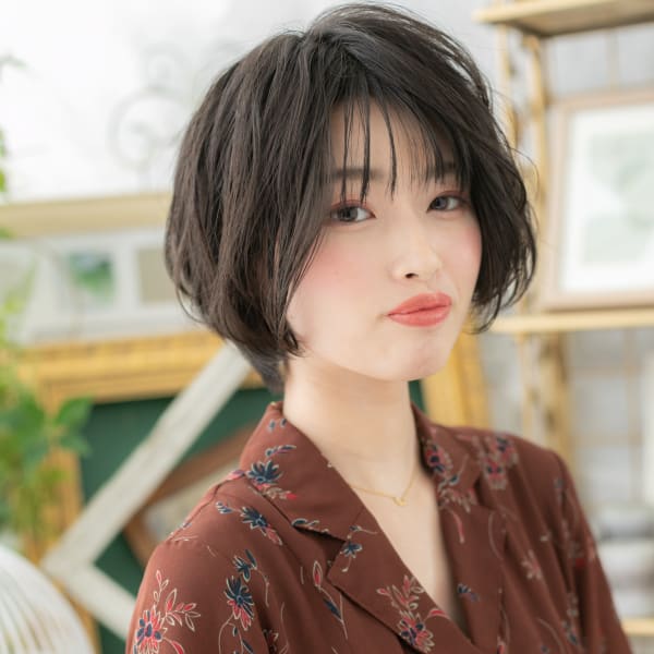 大人かわいい小顔束感ショートウルフマッシュ小顔補正立体カット