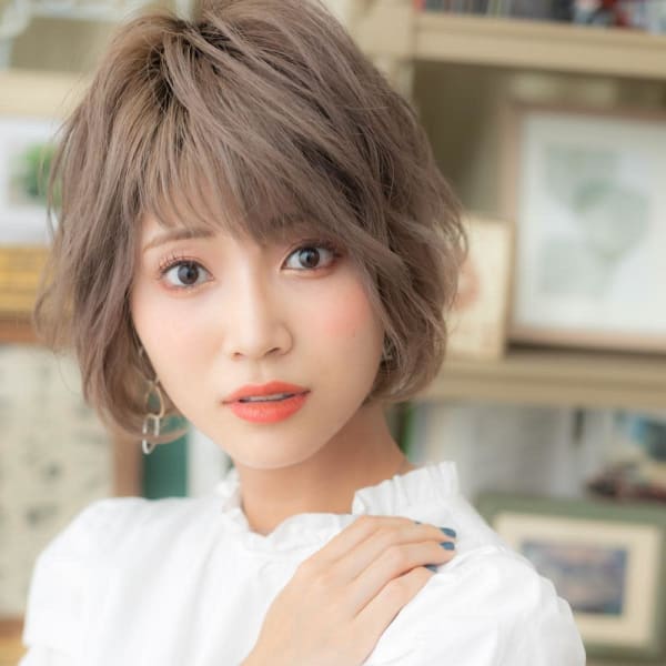 韓国風ショコラアッシュ小顔くせ毛ショート　オン眉ショート