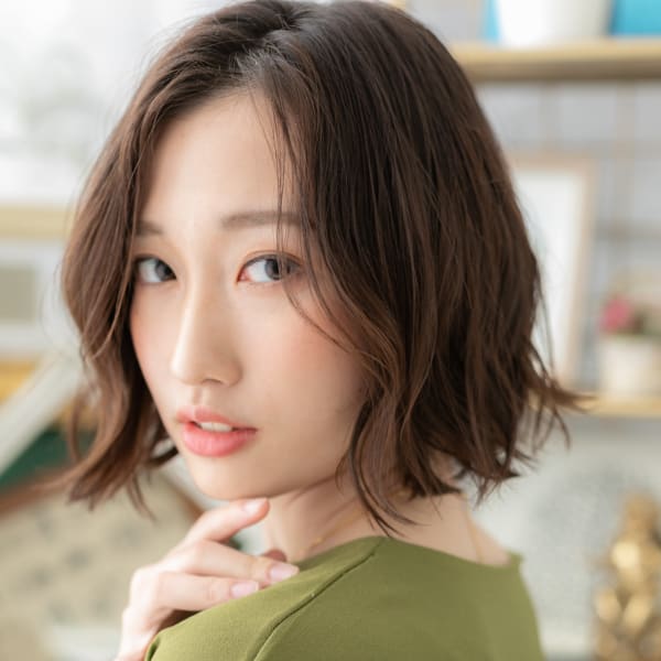 アシンメトリーかきあげ前髪くせ毛風小顔ボブ　前髪なしショート