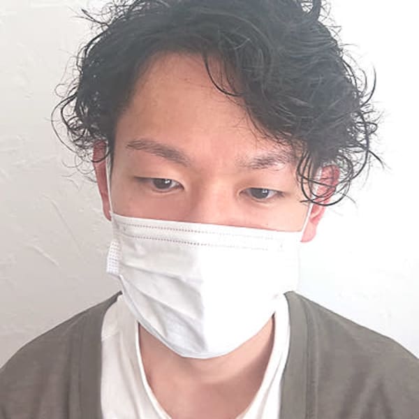 エアリー感のあるツーブロックとスパイラルパーマ