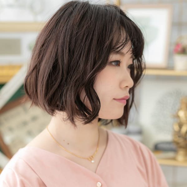大人ハイライトくせ毛風ボブシースルー前髪 アッシュピンク