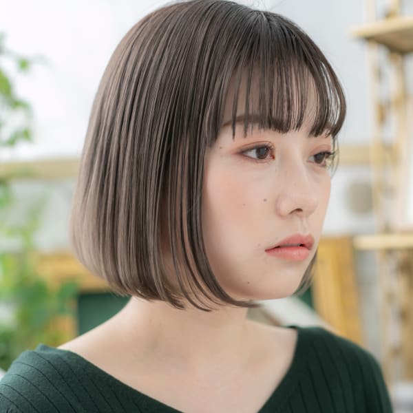 黒髪インナーカラー前下がり切りっぱなしボブ　ぱっつん前髪
