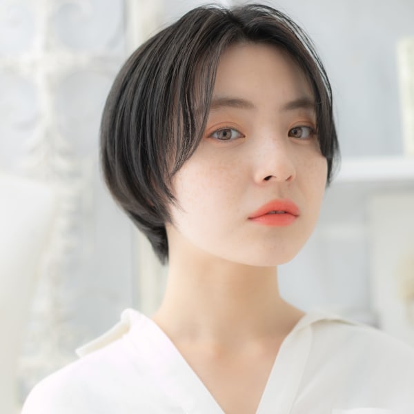 センターパート黒髪前下がりマッシュショート アッシュブラック